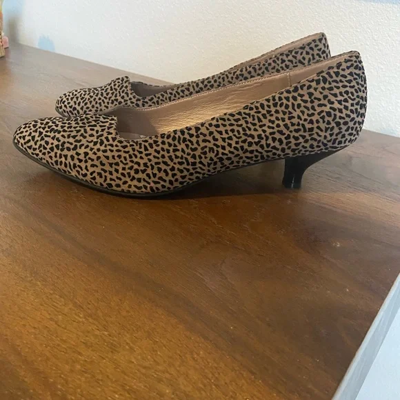 BeautiFeel Women's Black and Tan Patterned Kitten Heel Pumps Size 9 - Picture 3 of 6
